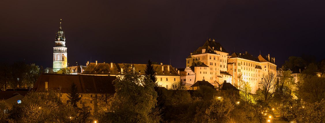 Panorama of Český Krumlov castle at night
